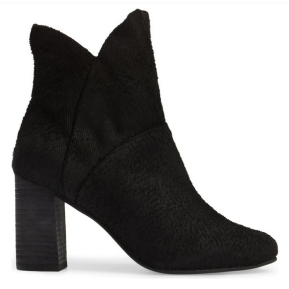 Modern Chic Seychelles Textured Black Suede Ankle Booties - Picture 3 of 6